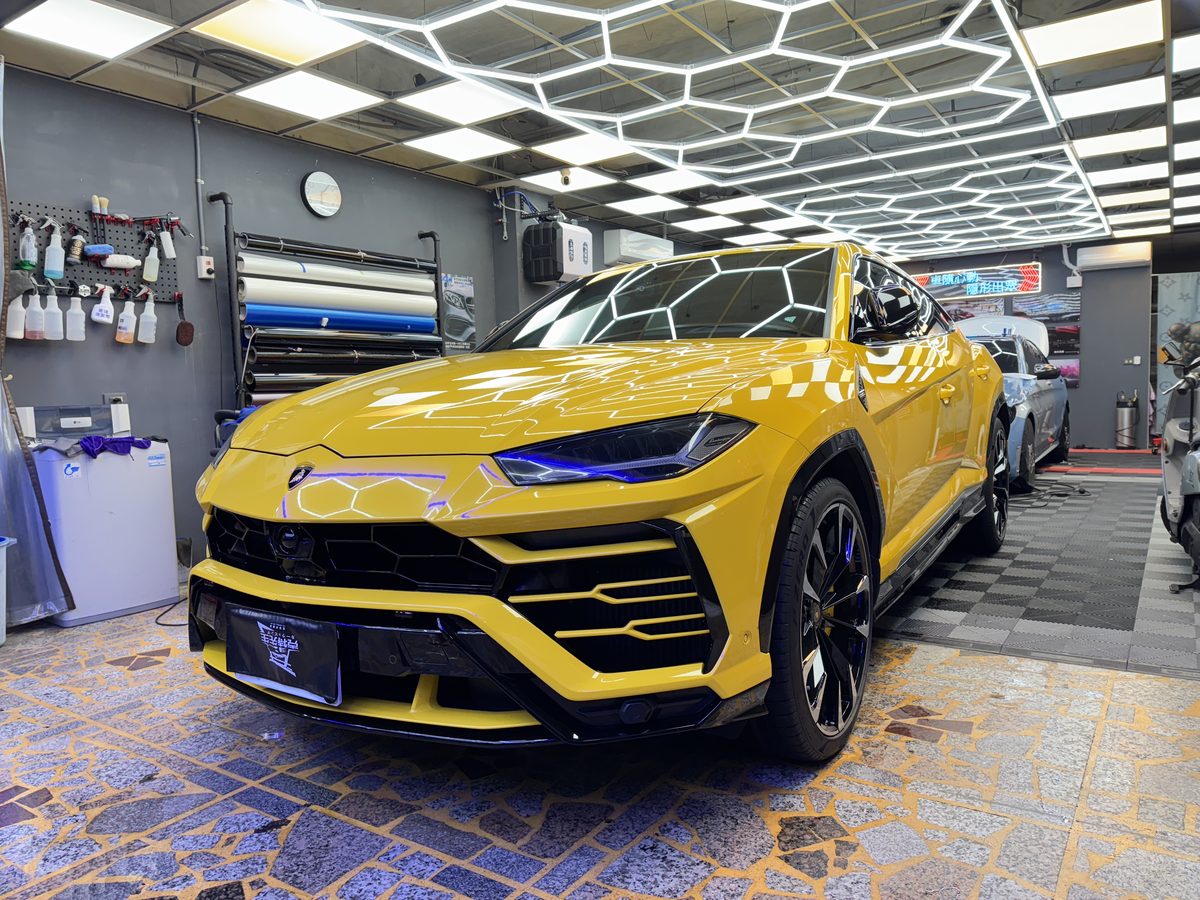 黃色 Lamborghini Urus 於克特先生蜂巢燈施工位完工實拍