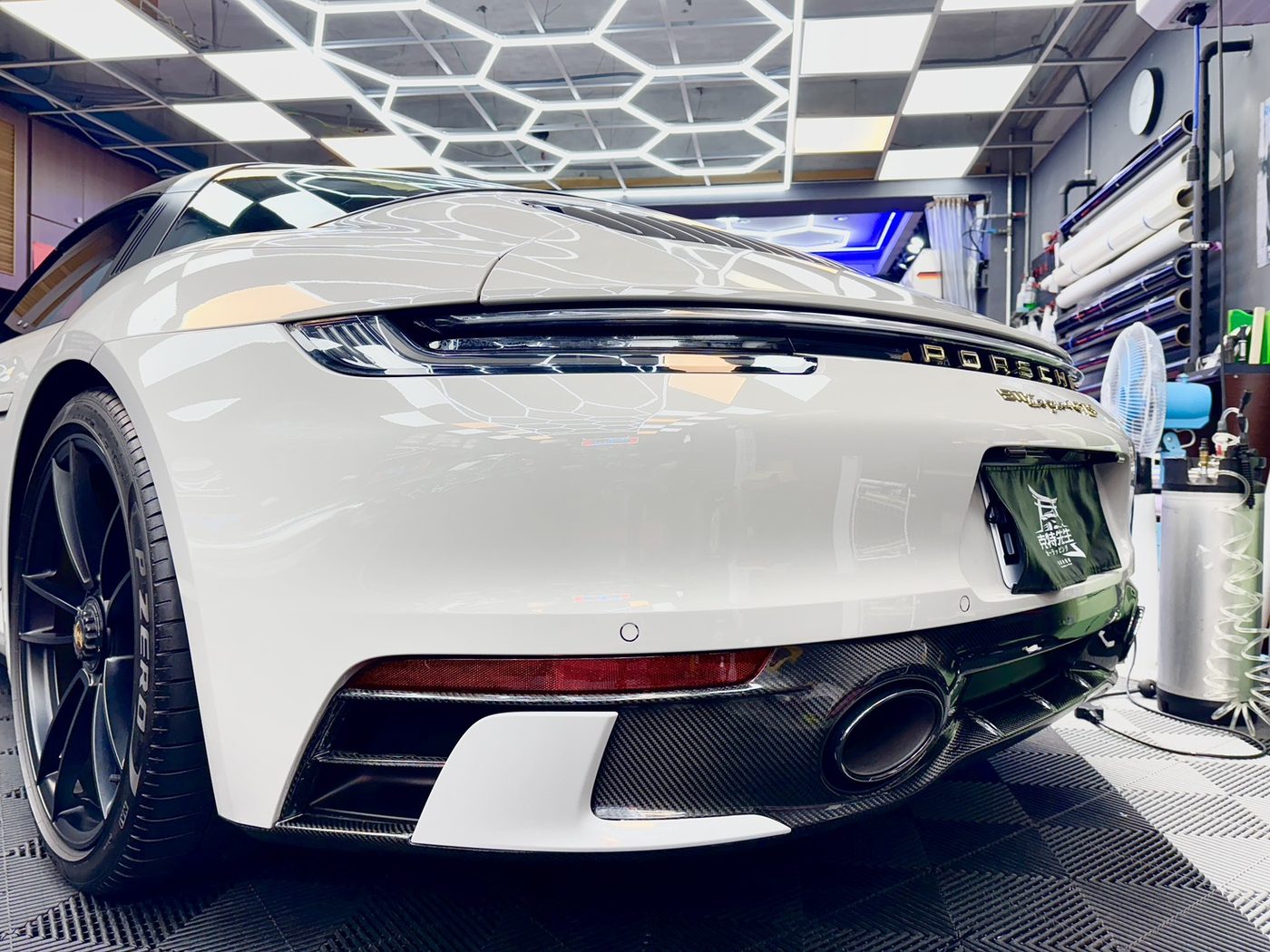 白色 Porsche 911 車尾低角度完工實拍