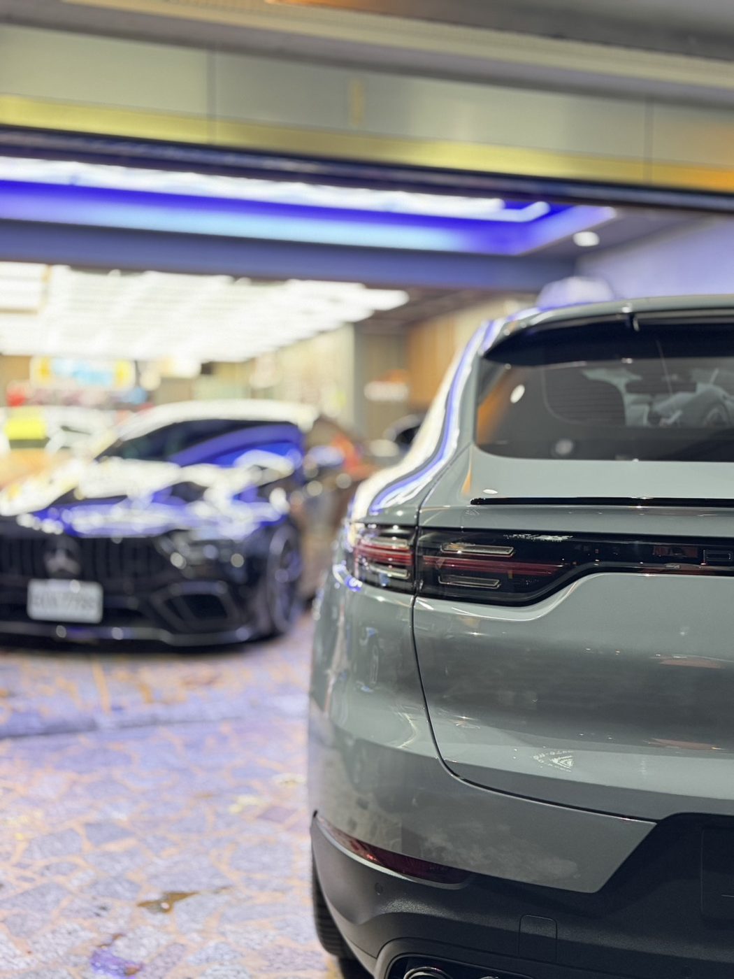灰色 Cayenne Coupe 車尾完工實拍